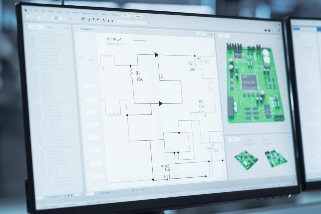 Nahaufnahme eines Computermonitors mit 3D-CAD-Softwareschnittstelle mit digitalem elektronischen Diagramm einer zu entwerfenden Schaltkreishauptplatine